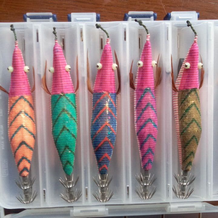 桐の大木から切り出して、一本、一本手作り、削り込んだエギです！