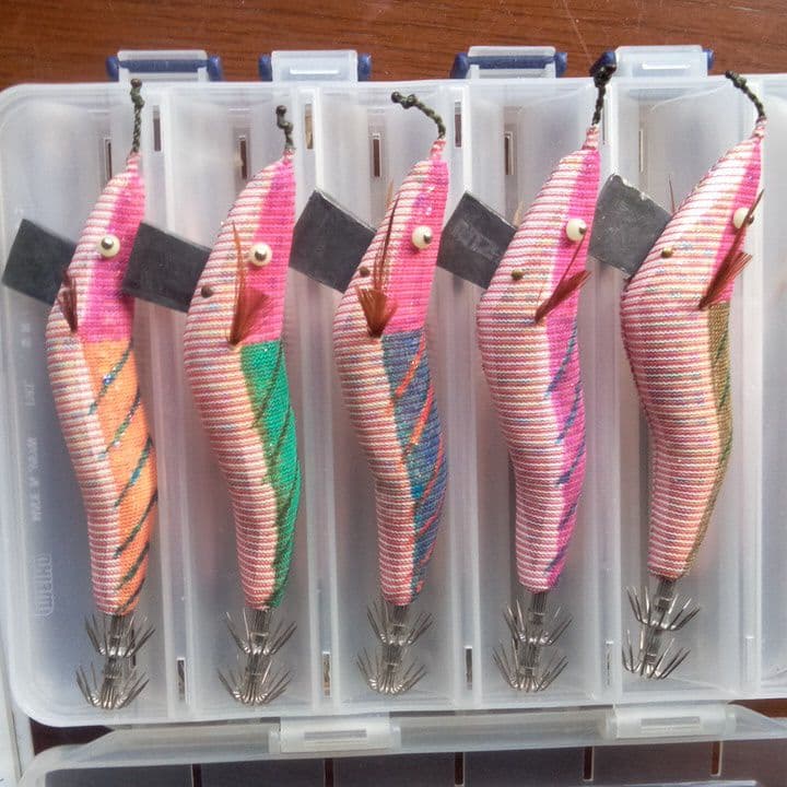 桐の大木から切り出して、一本、一本手作り、削り込んだエギです！