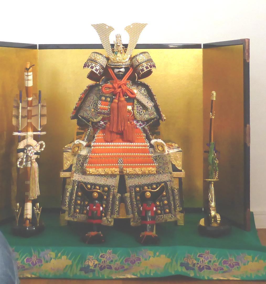 五月人形平飾り　武人作8号　木彫箔押竜　朱赤糸縅　屏風セット