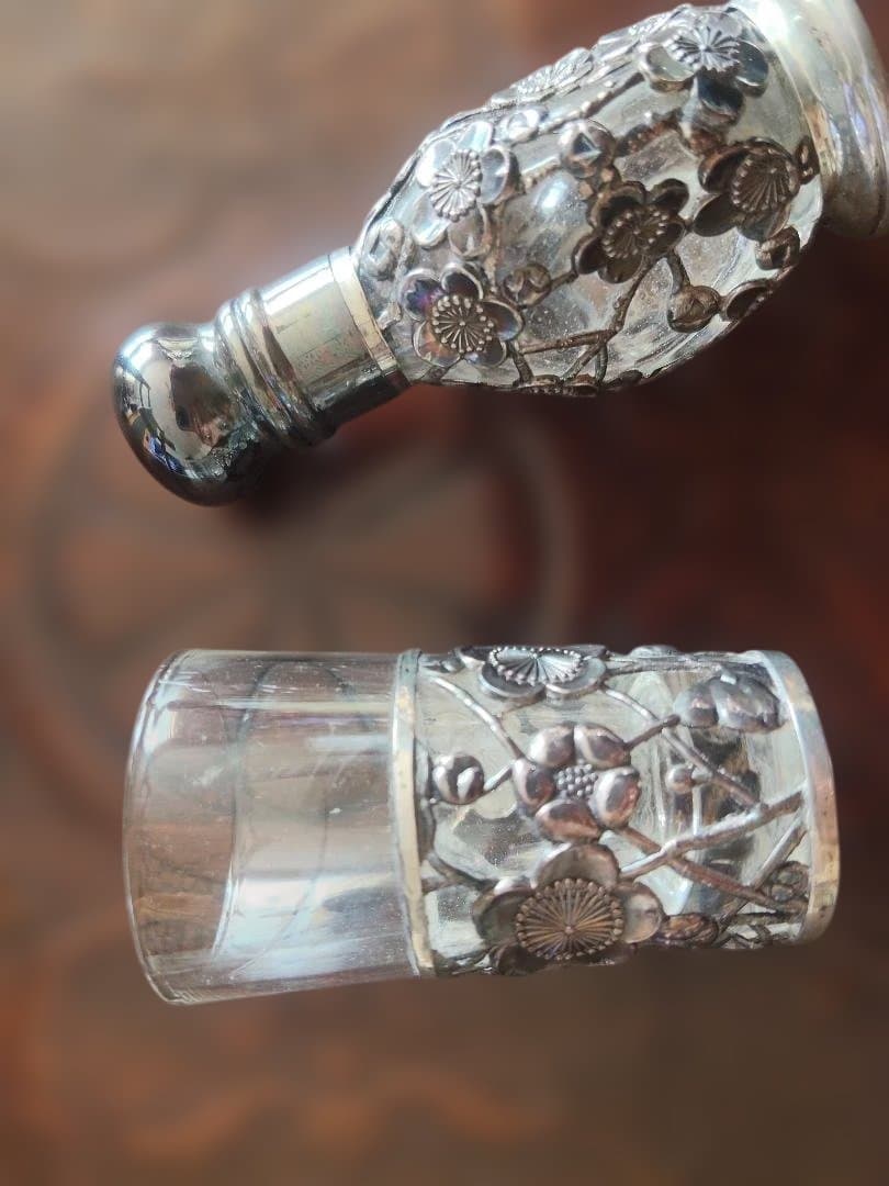 日本製、梅花模様のガラスと金属製装飾品、オ−ルドシルバー-ボトル、塩入れとグラス