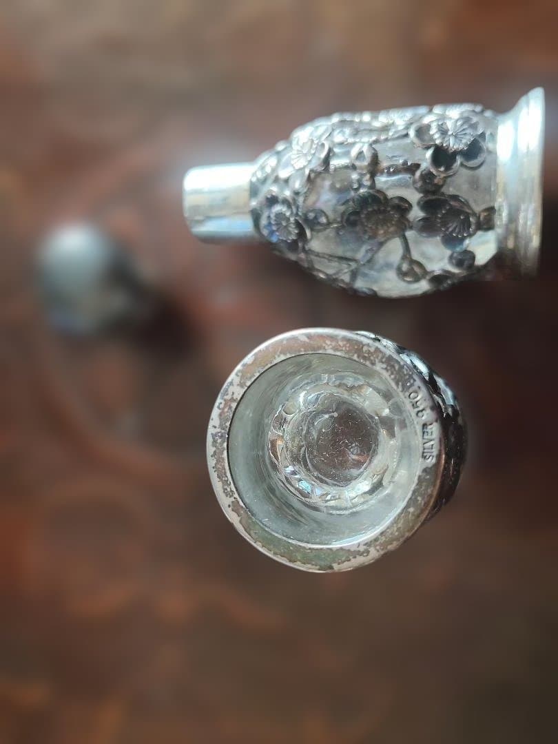 日本製、梅花模様のガラスと金属製装飾品、オ−ルドシルバー-ボトル、塩入れとグラス