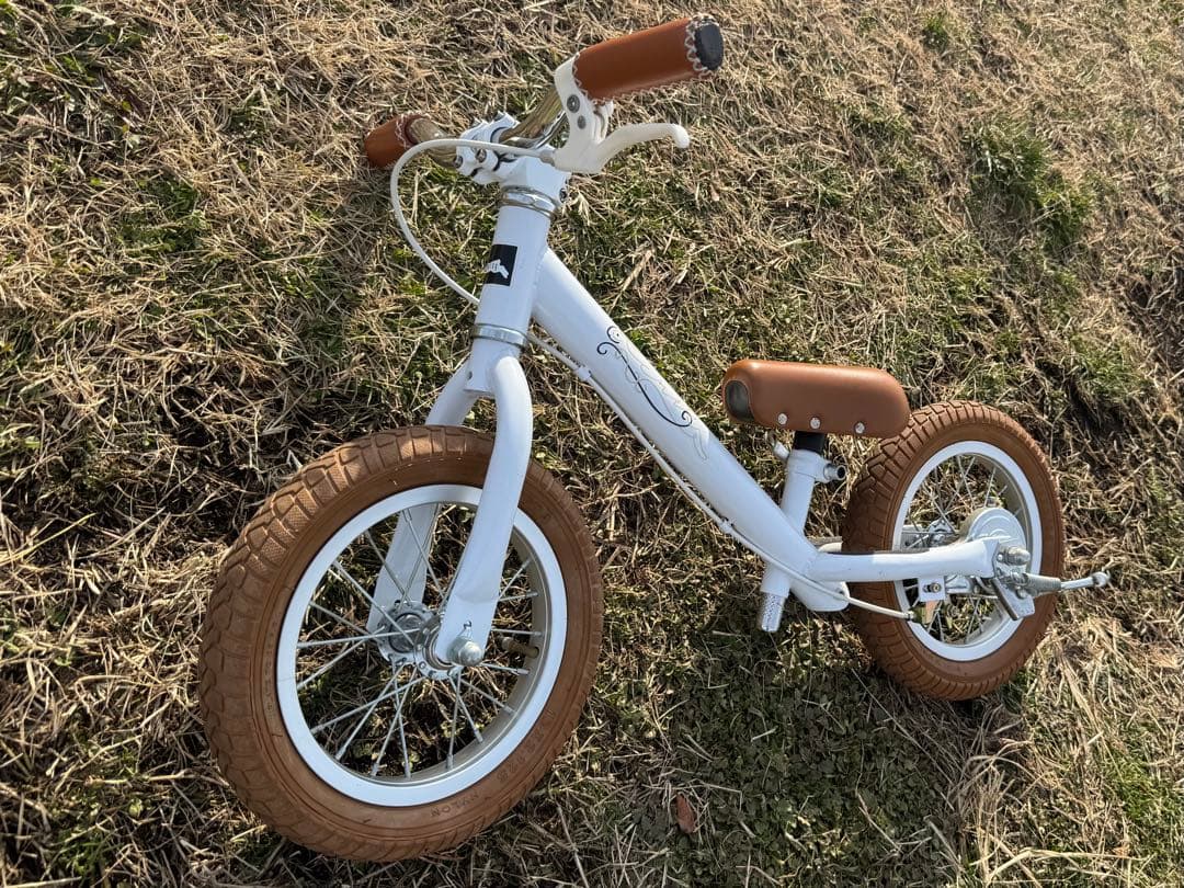 Sparky ecru バランスバイク ブラウンタイヤ