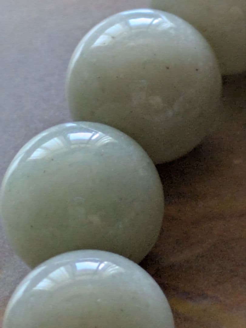 天然糸魚川翡翠ブレスレット　12ミリ玉　ミルキーグリーン　国石