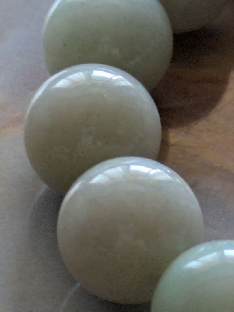 天然糸魚川翡翠ブレスレット　12ミリ玉　ミルキーグリーン　国石