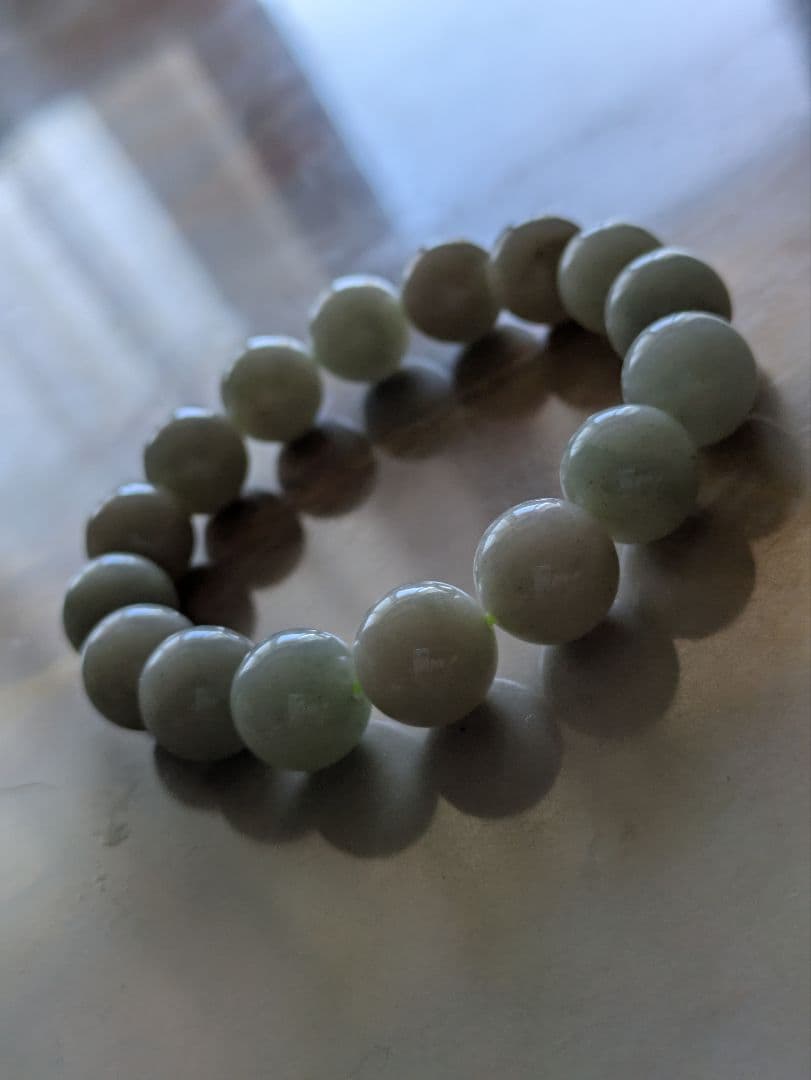 天然糸魚川翡翠ブレスレット　12ミリ玉　ミルキーグリーン　国石