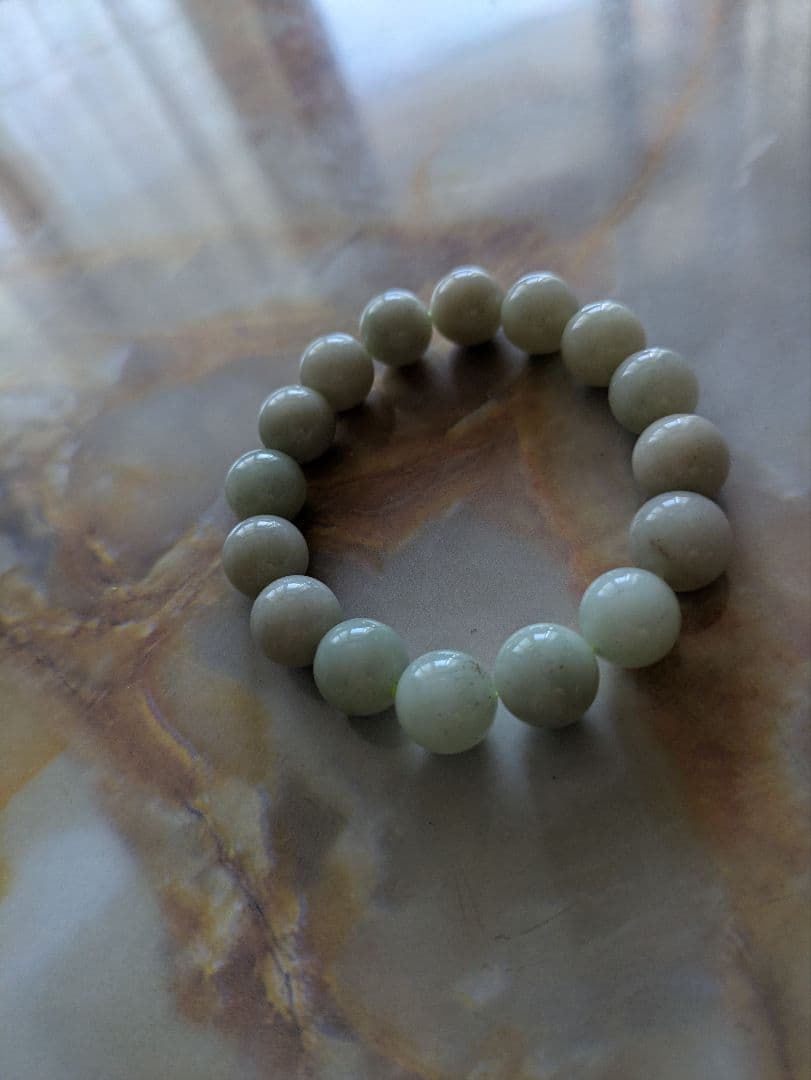 天然糸魚川翡翠ブレスレット　12ミリ玉　ミルキーグリーン　国石