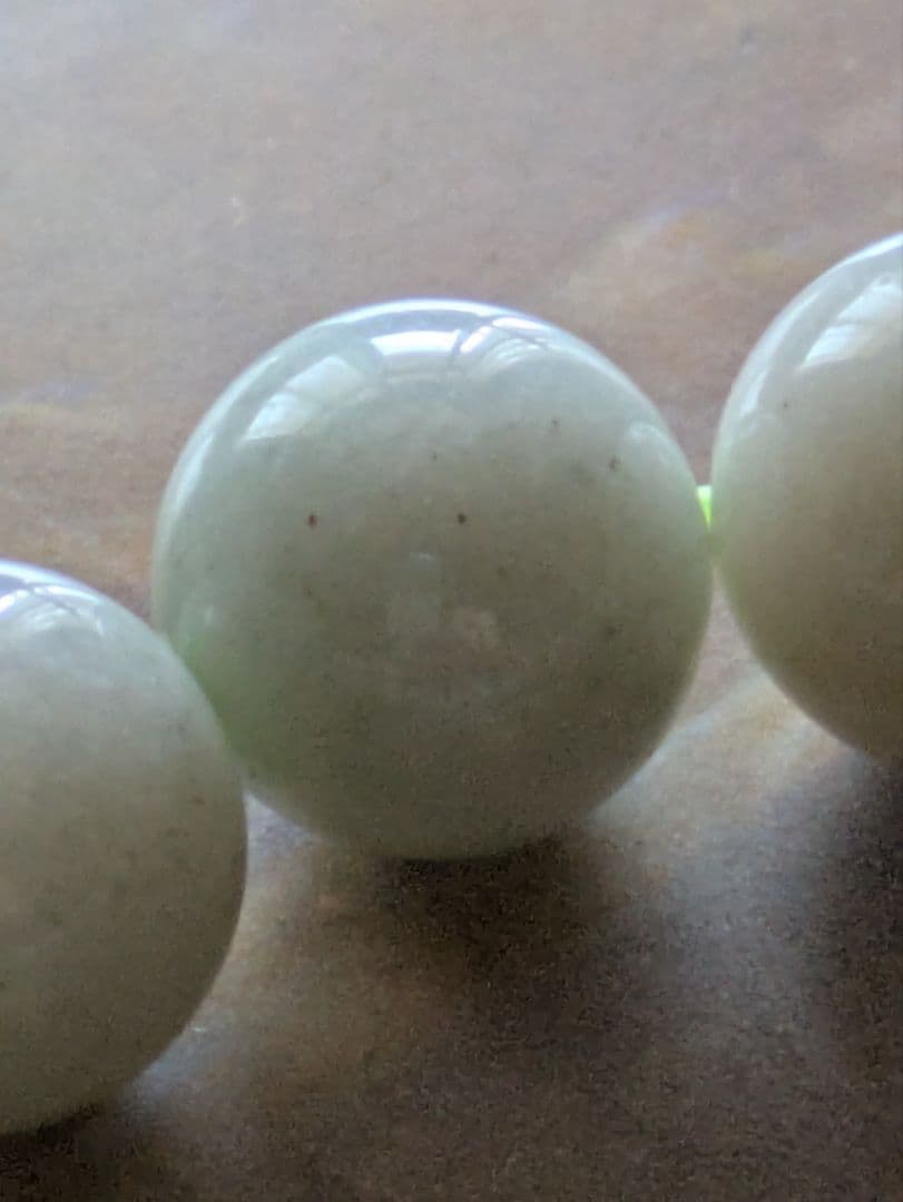 天然糸魚川翡翠ブレスレット　12ミリ玉　ミルキーグリーン　国石