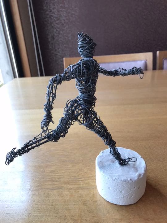 ワイヤーアート　「走る」