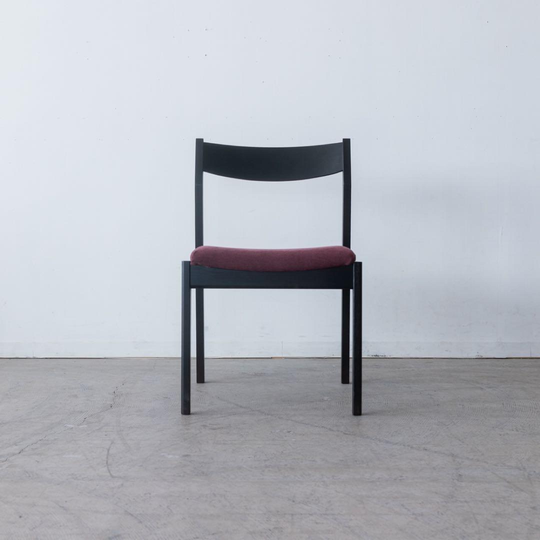 シンプルな黒とワインレッドのダイニングチェア