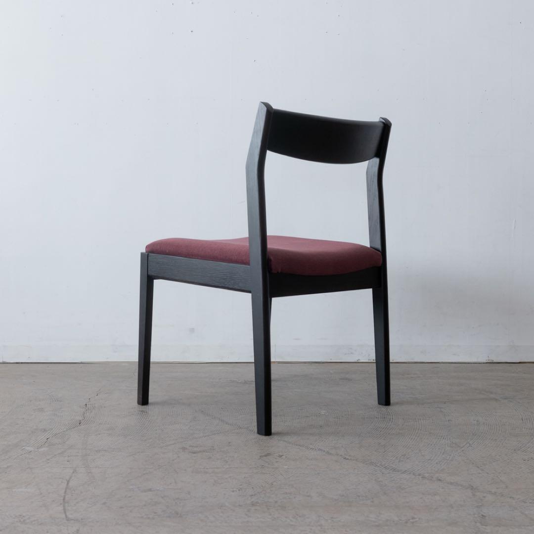 シンプルな黒とワインレッドのダイニングチェア