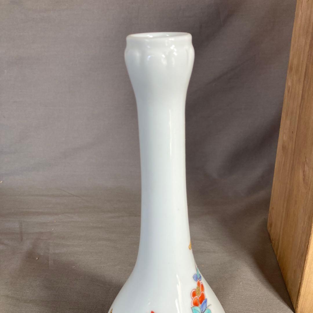 【柿右衛門】赤絵の伝統　日本の名窯　角福　柿右衛門作　錦山茶花文　花瓶