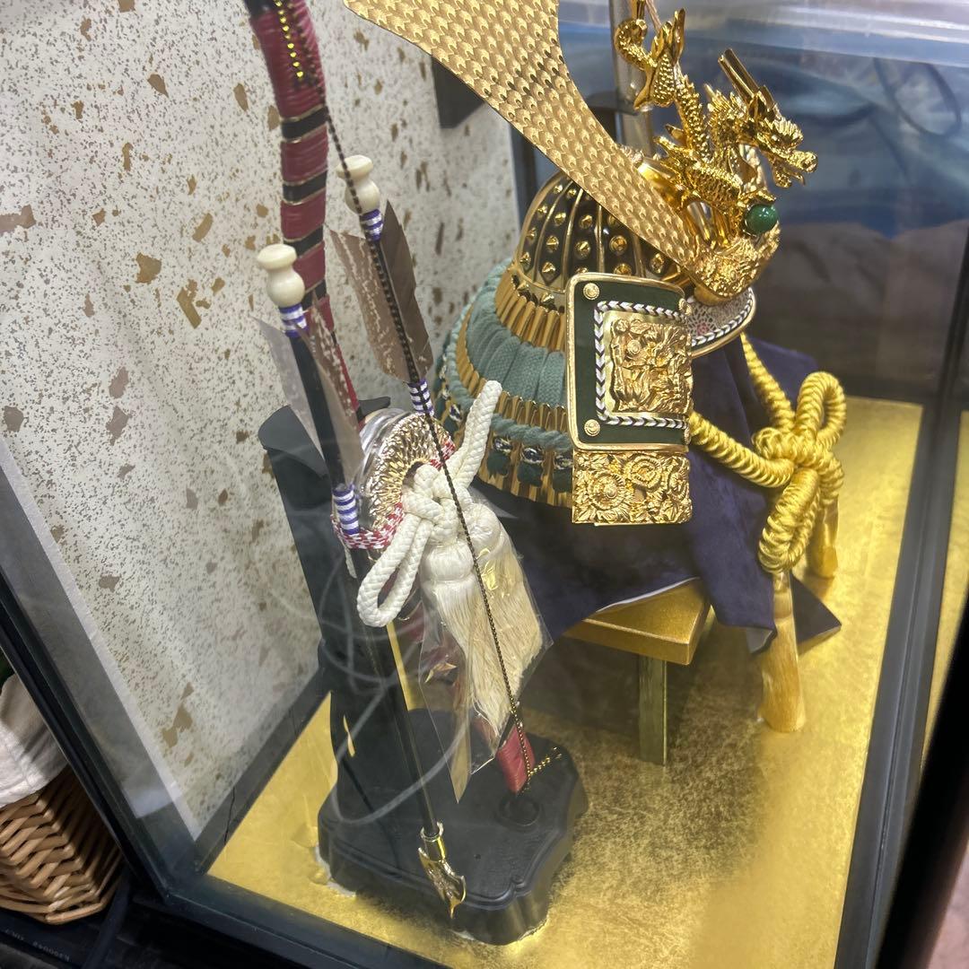 芳寿　京華　落款　5月人形　兜　　13号総金具兜　緑糸中鍬型　弓太刀付　豪華絢爛