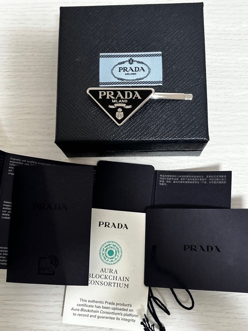 PRADA ヘアピン トライアングルデザイン