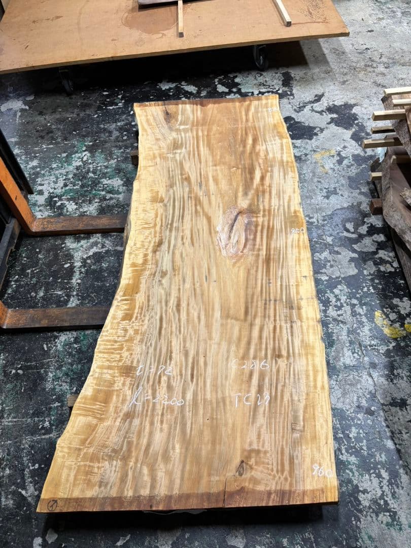 特別価格今週末まで　栃　一枚板　ダイニング　テーブル　杢　トチ