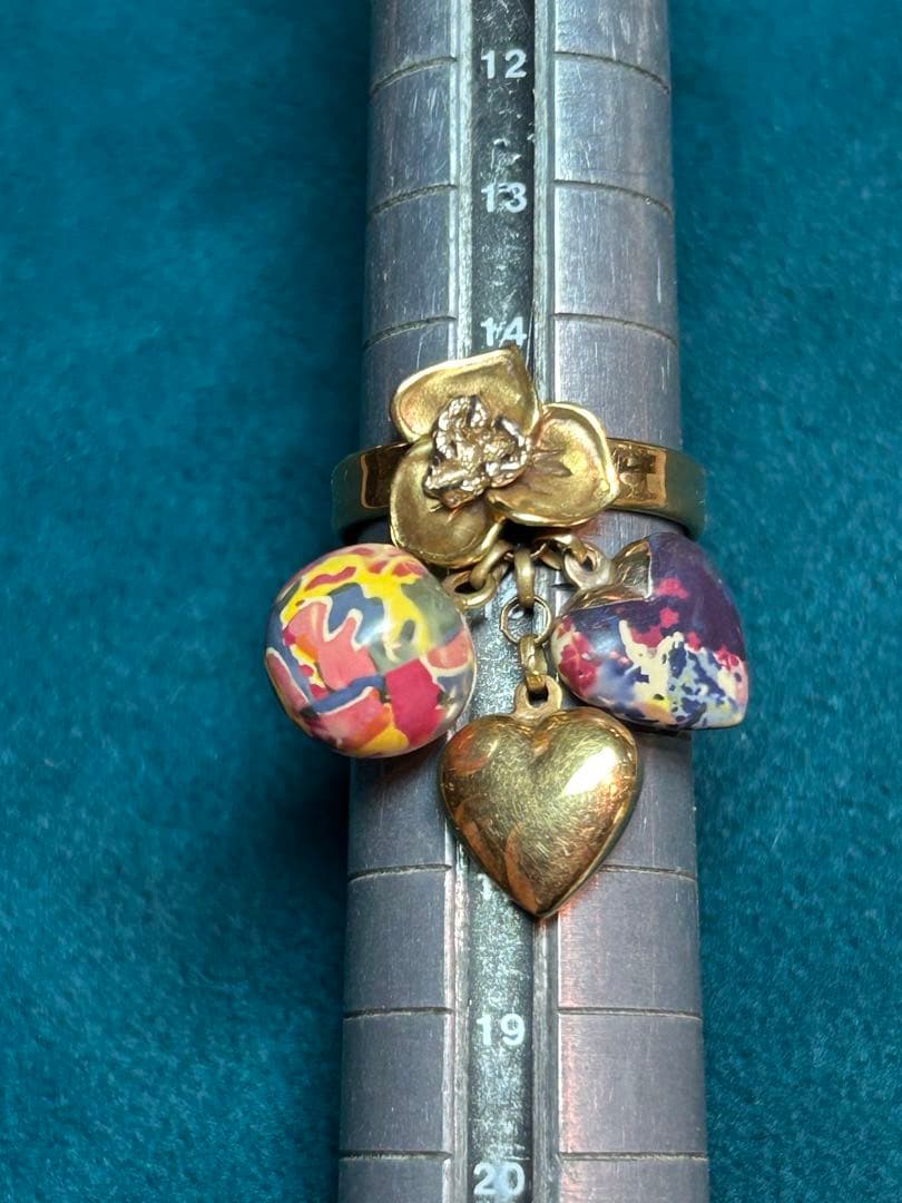 カラフルハートと花のチャームリング