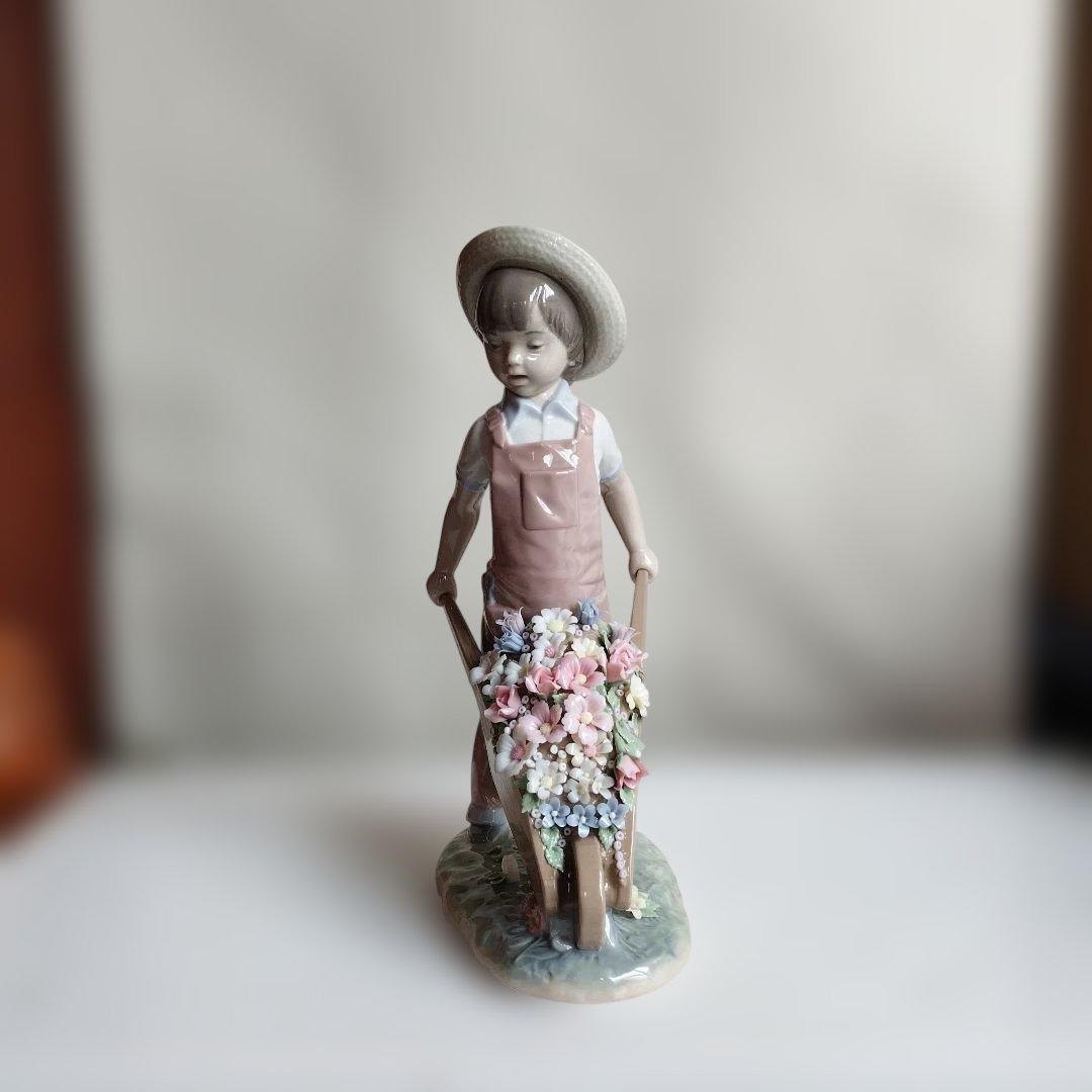 陶器製 子供の像 花手押し車