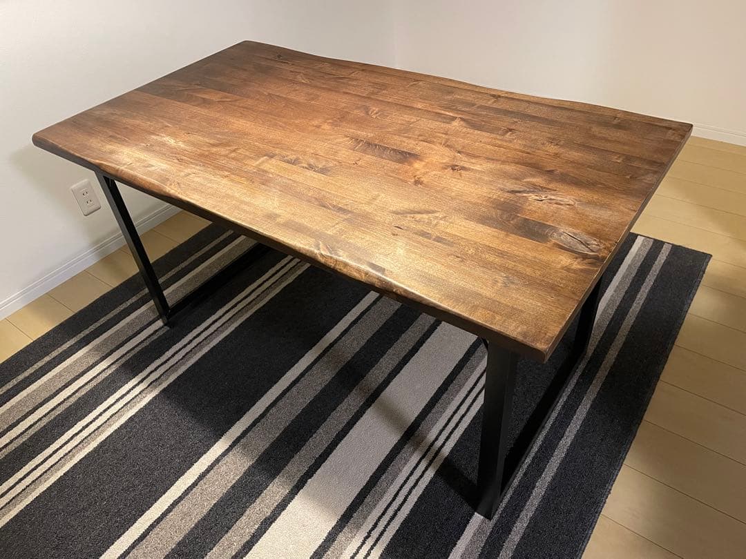 アイアン脚　無垢材天板　木製ダイニングテーブル　ウォルナット