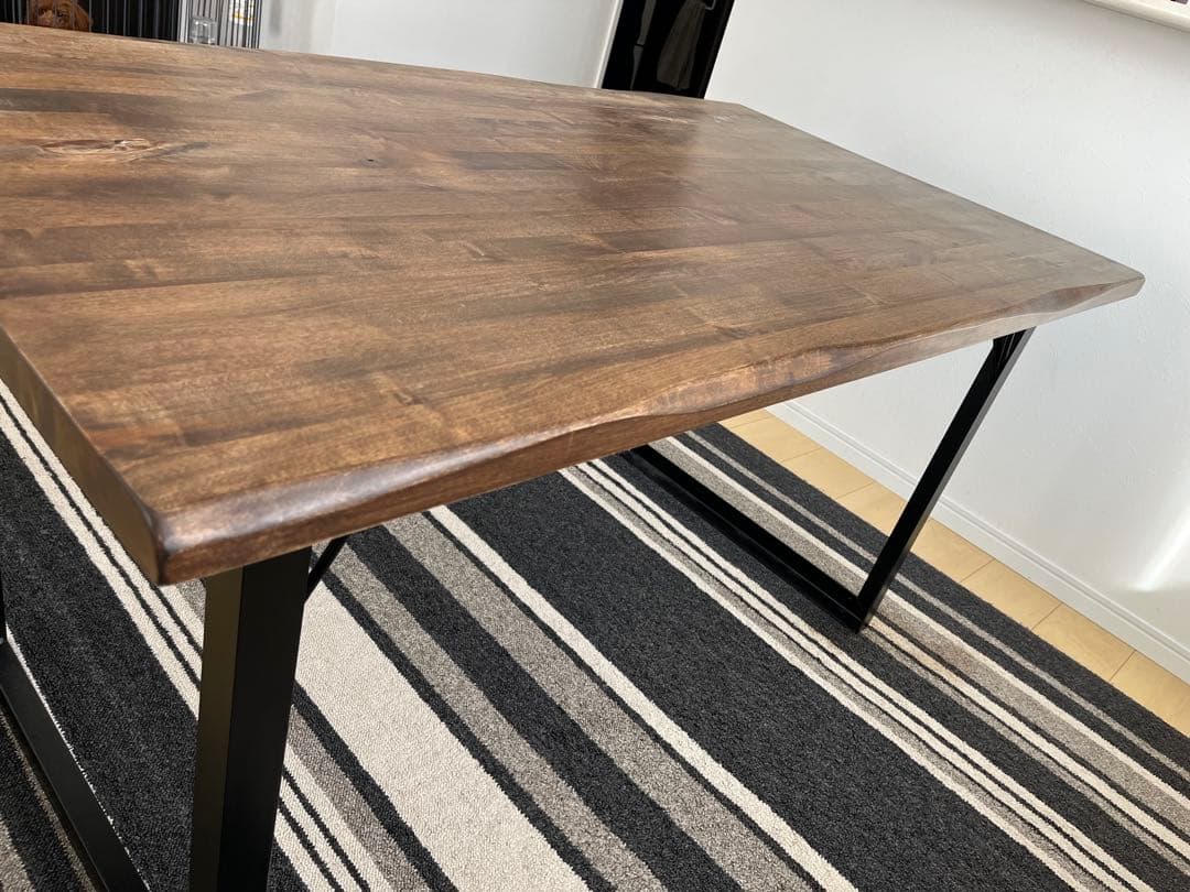 アイアン脚　無垢材天板　木製ダイニングテーブル　ウォルナット