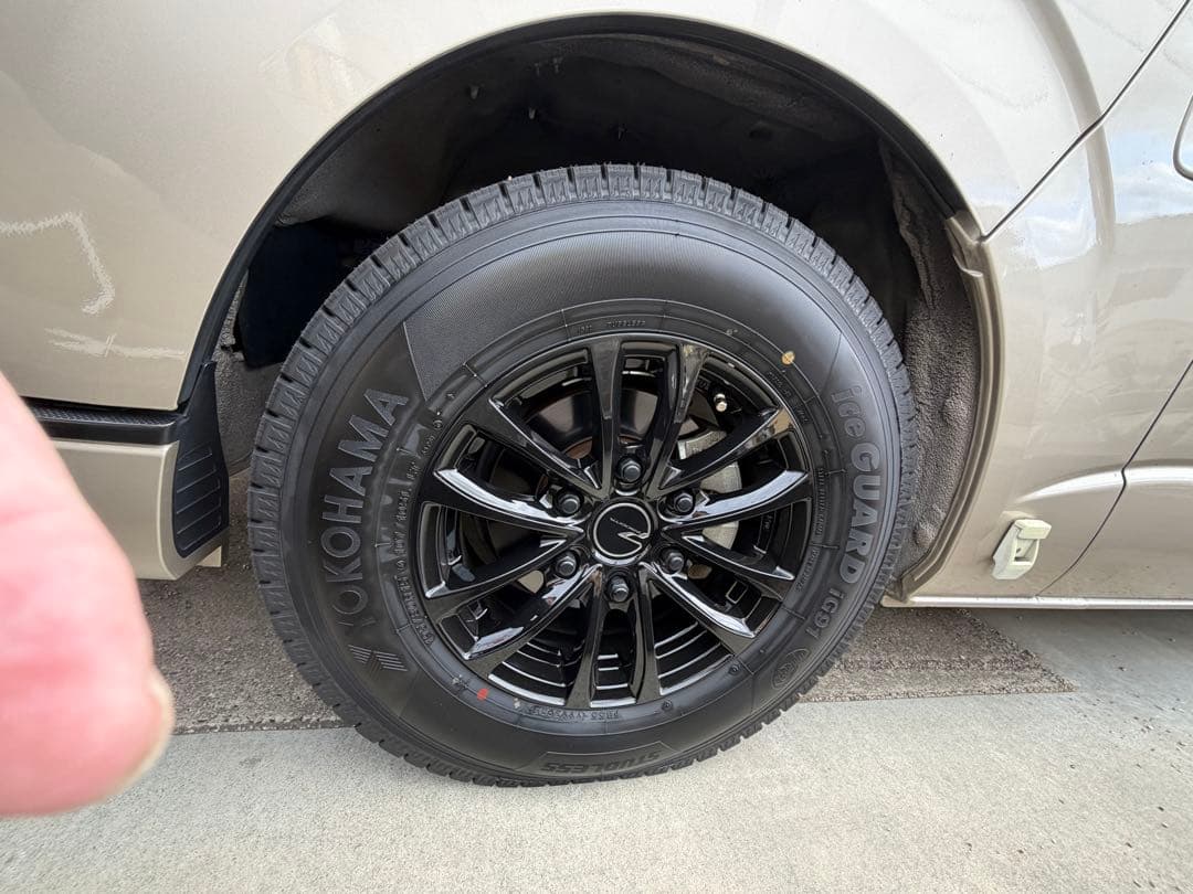 ぷ*ん様 ハイエース用スタッドレスレスタイヤ