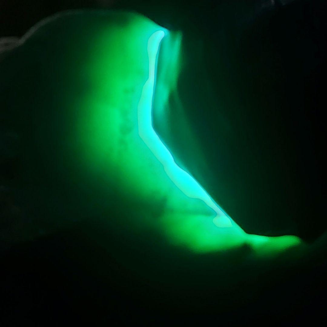 大きく綺麗でカッコイイ！インド翡翠 アベンチュリン 原石 半面磨き 124