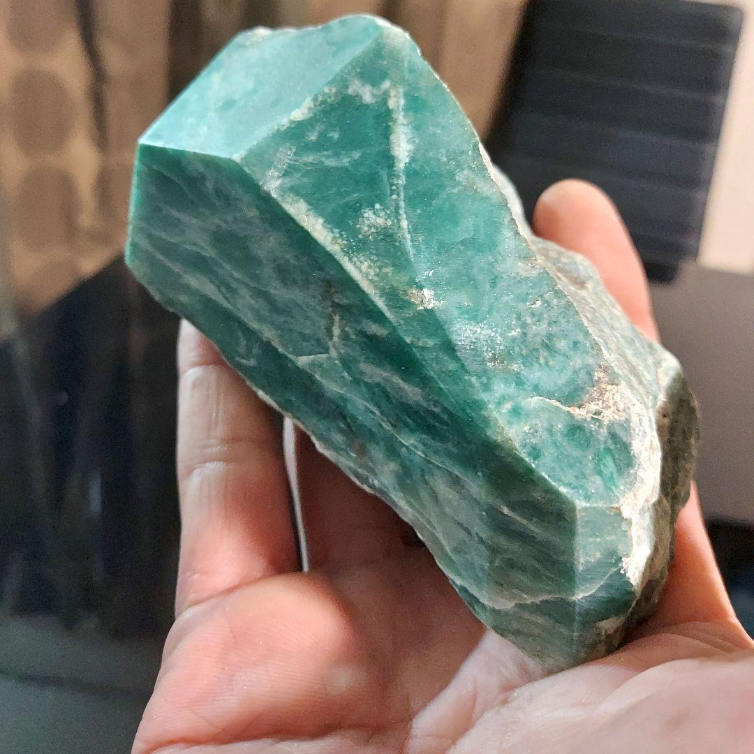 大きく綺麗でカッコイイ！インド翡翠 アベンチュリン 原石 半面磨き 124