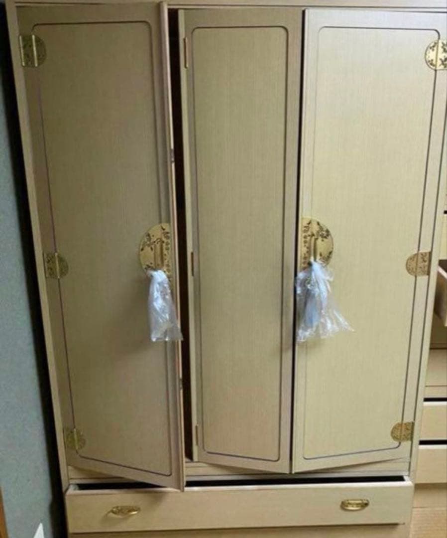 桐ダンス（開戸裏にミラー付き・右扉は両開き・上段に収納箇所があり）