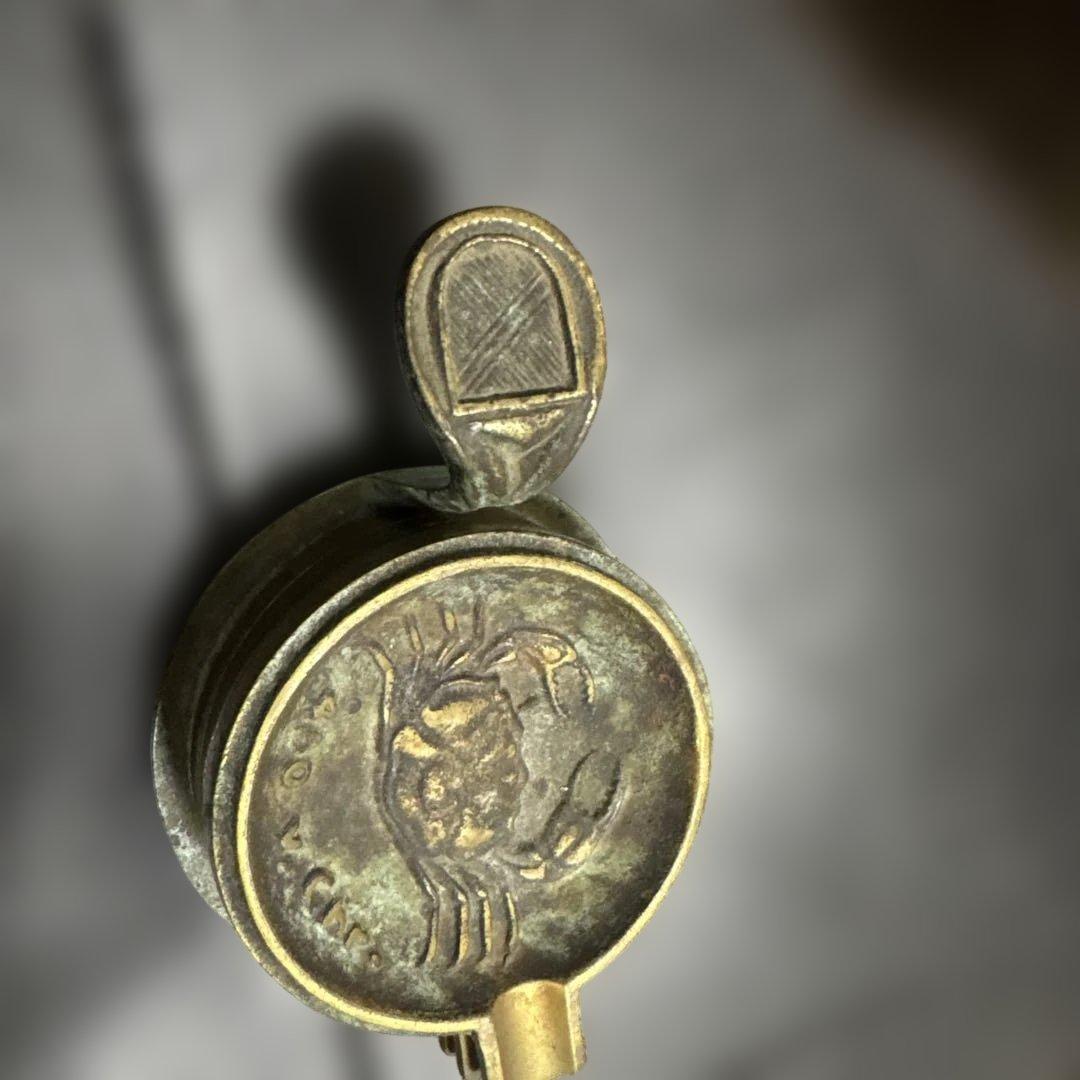 灰皿入れだと思います。 古い品物だと思います。