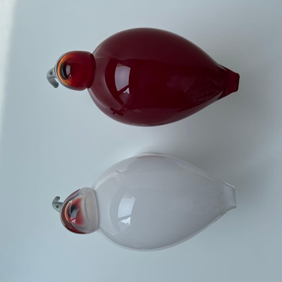 赤と白のガラス製鳥フィギュア