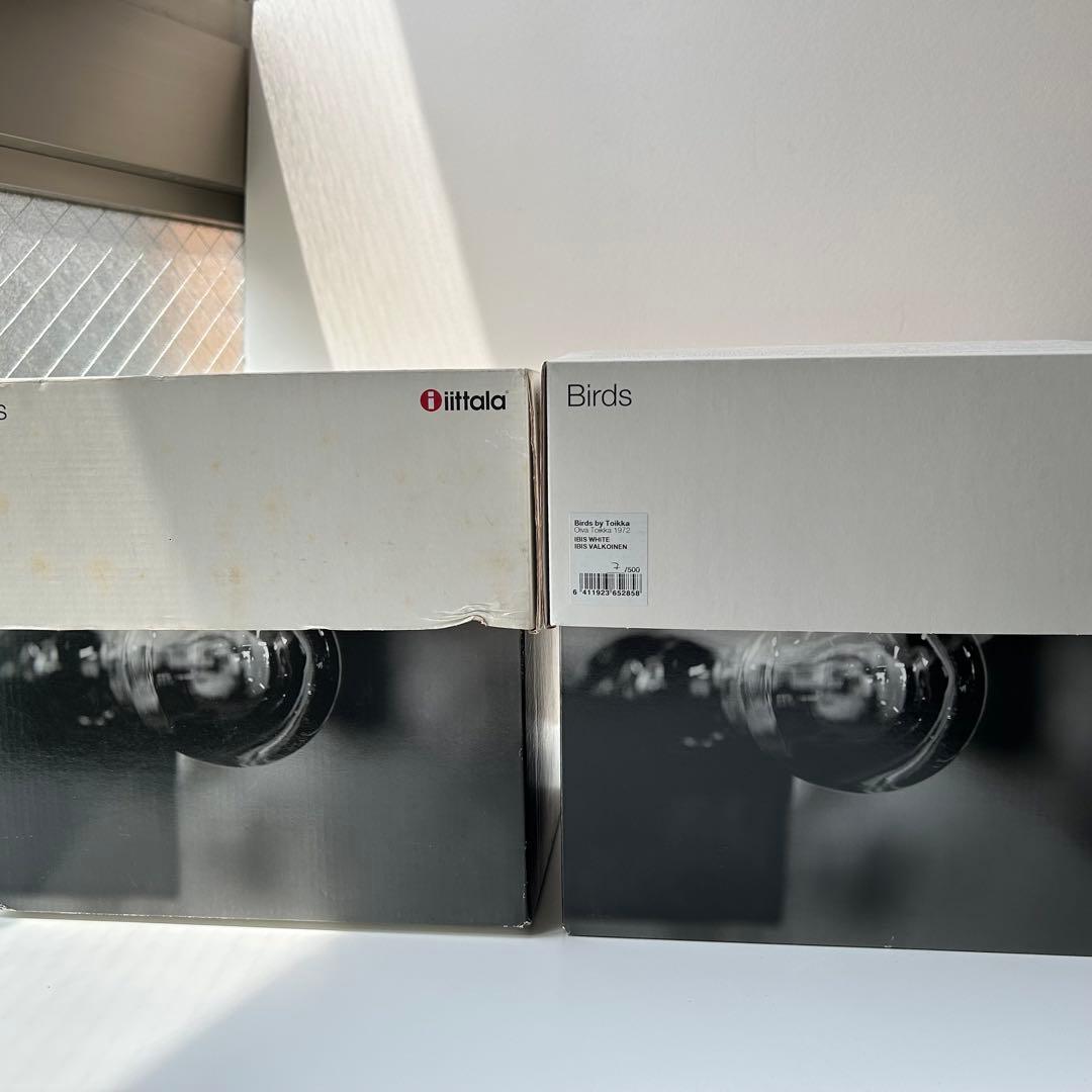 赤と白のガラス製鳥フィギュア