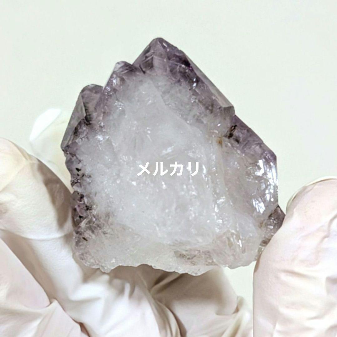 特徴的なアメジスト原石（扇形状内包物入り）