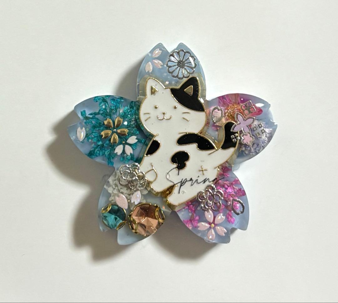 再販不可。サクラ♡ねこレジンヘアゴムブローチ