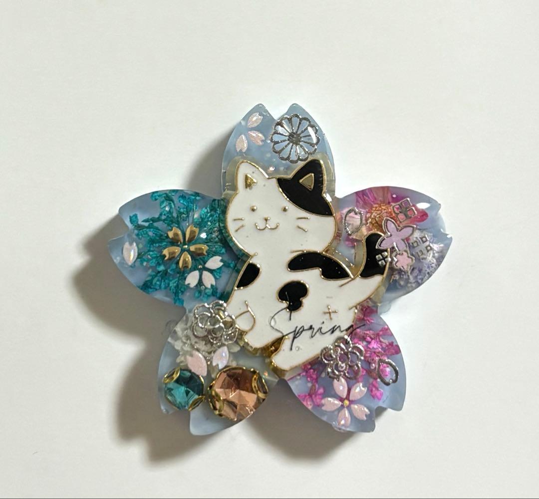 再販不可。サクラ♡ねこレジンヘアゴムブローチ