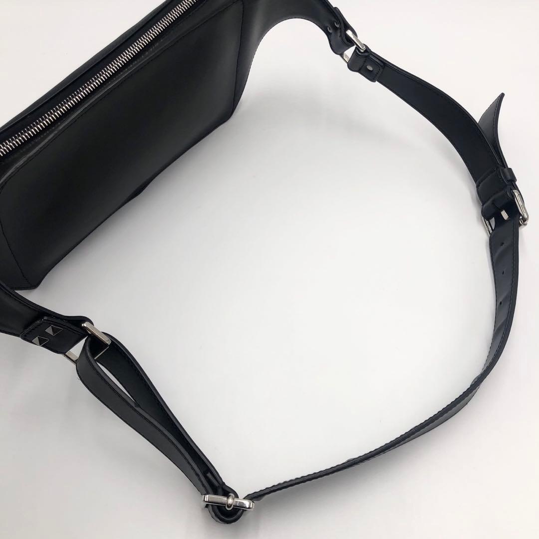 美品 VALENTINO VLTN レザー ボディバッグ 斜め掛け ブラック