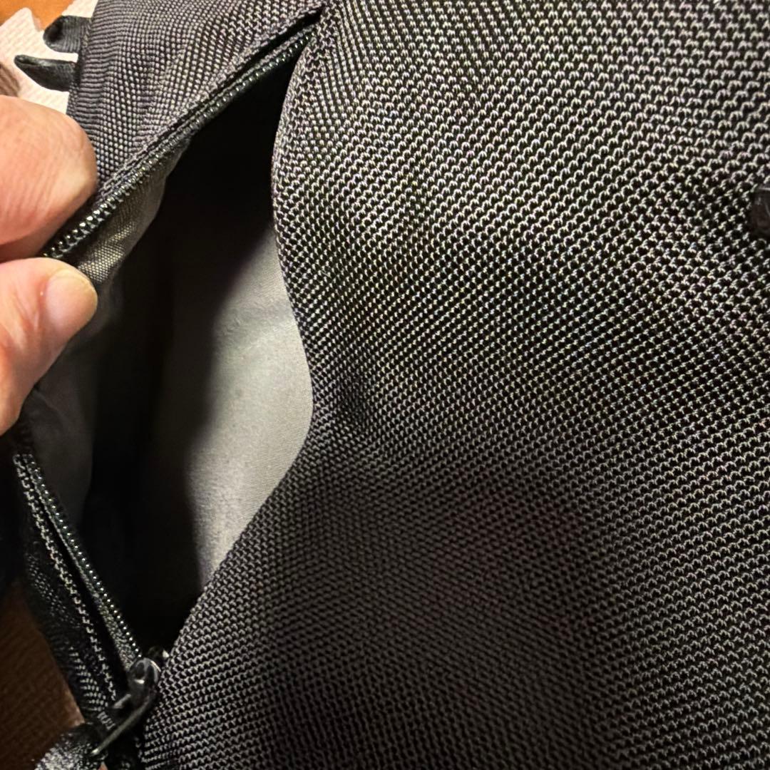 バッグ Incase Tracks Sling
