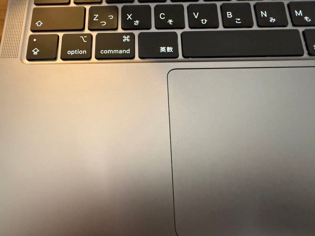 【M1 MacBook Air 】バッテリー残98%、テカリなし、充放電84回