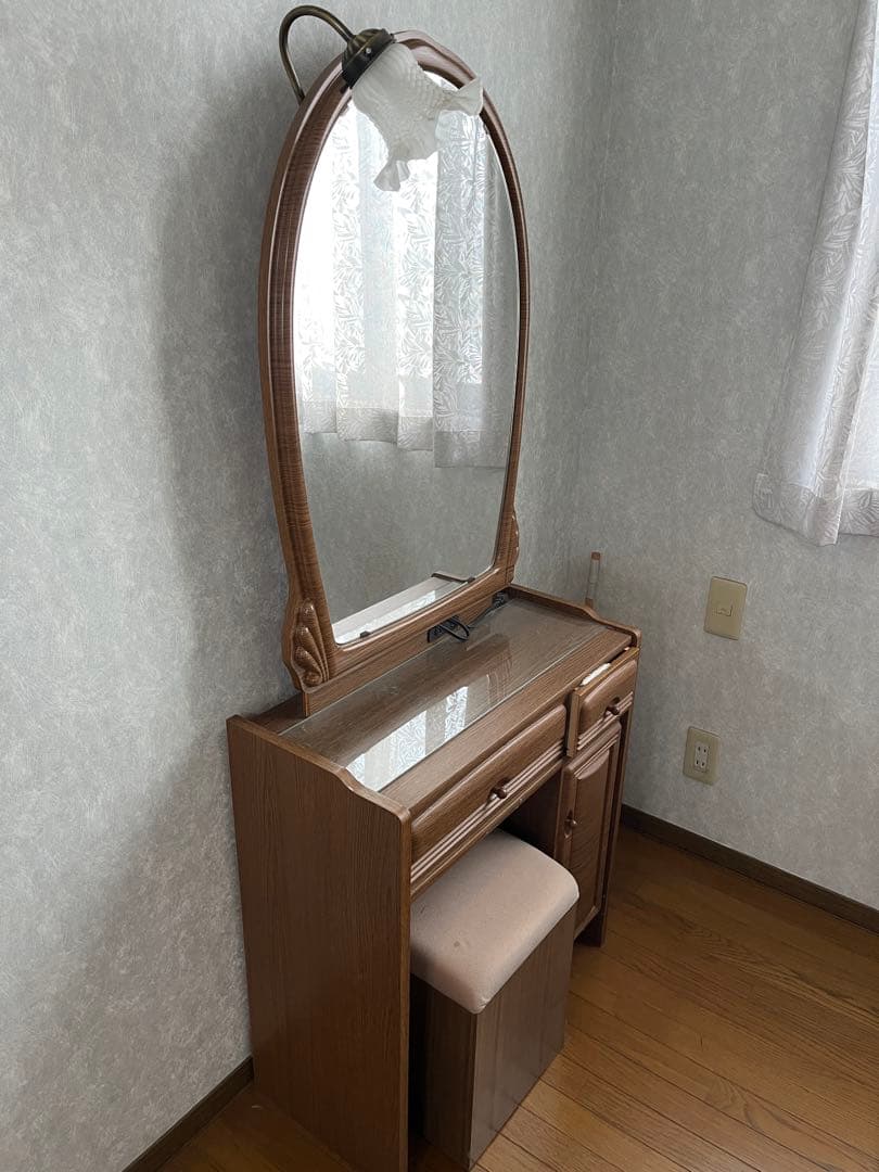 ブラウンのアーチ型ドレッサー アンティーク ライト付き 椅子付き