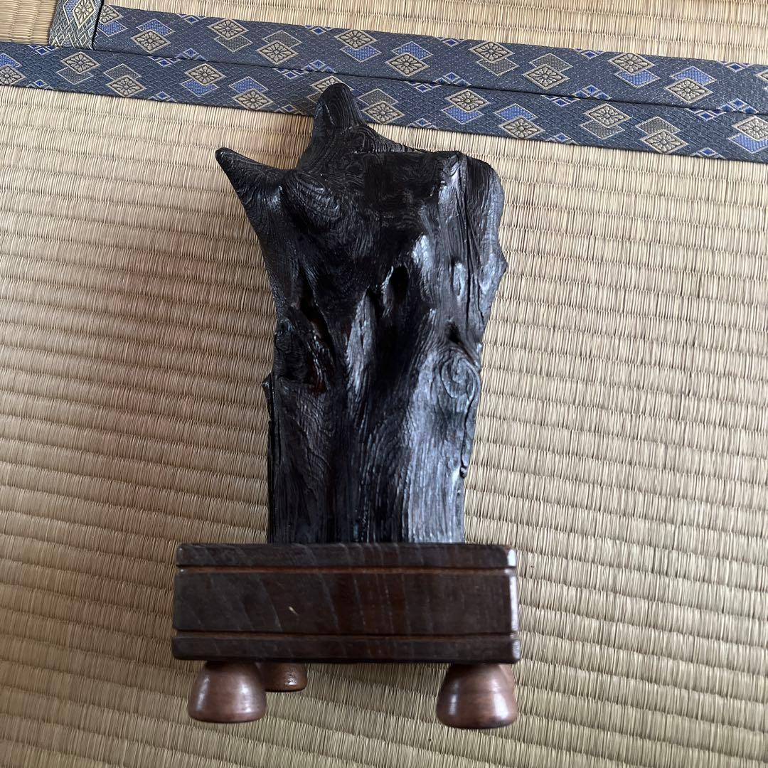 黒い木製の抽象彫刻