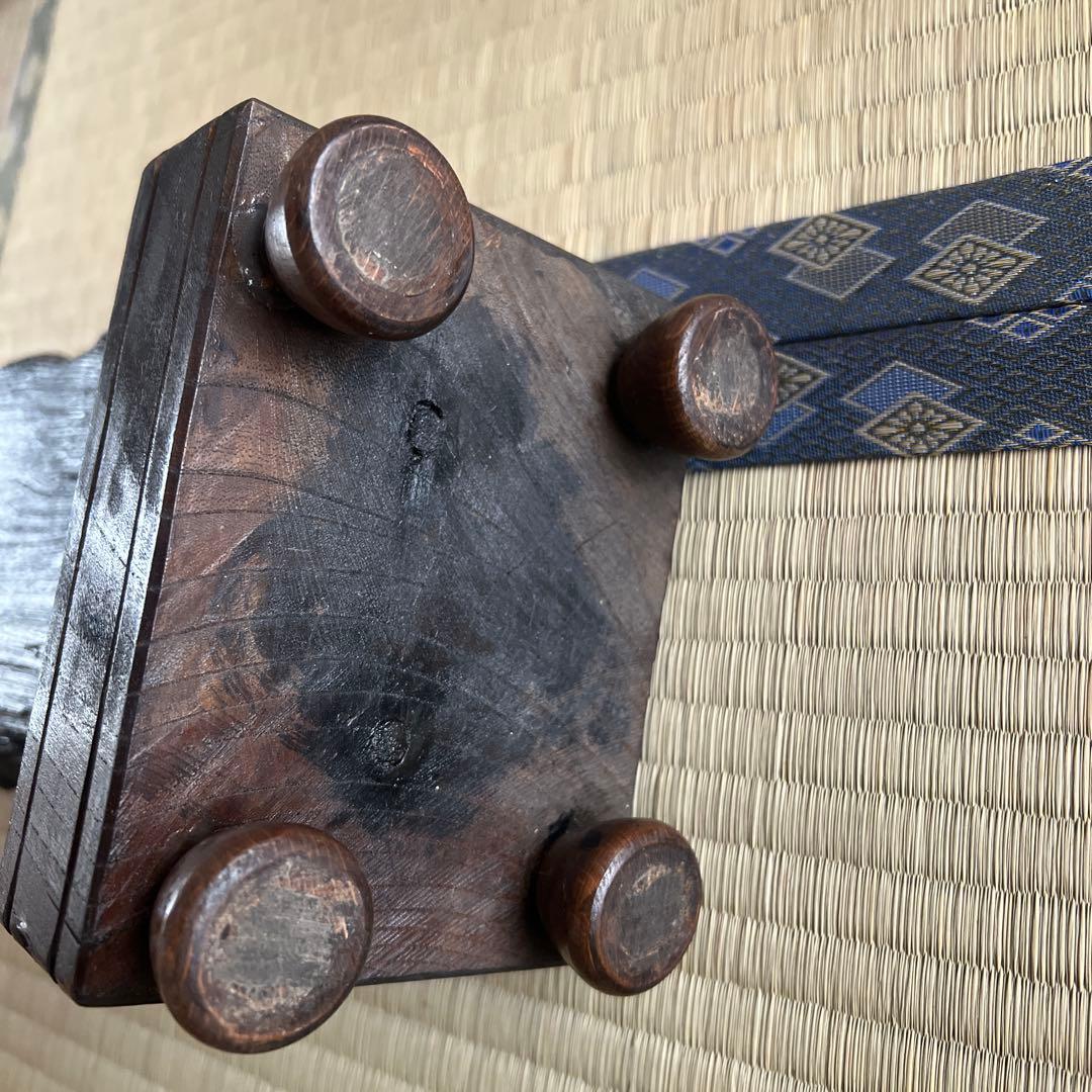 黒い木製の抽象彫刻