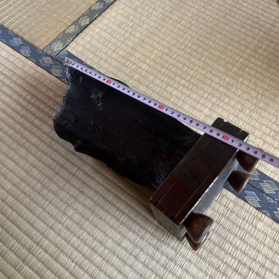 黒い木製の抽象彫刻