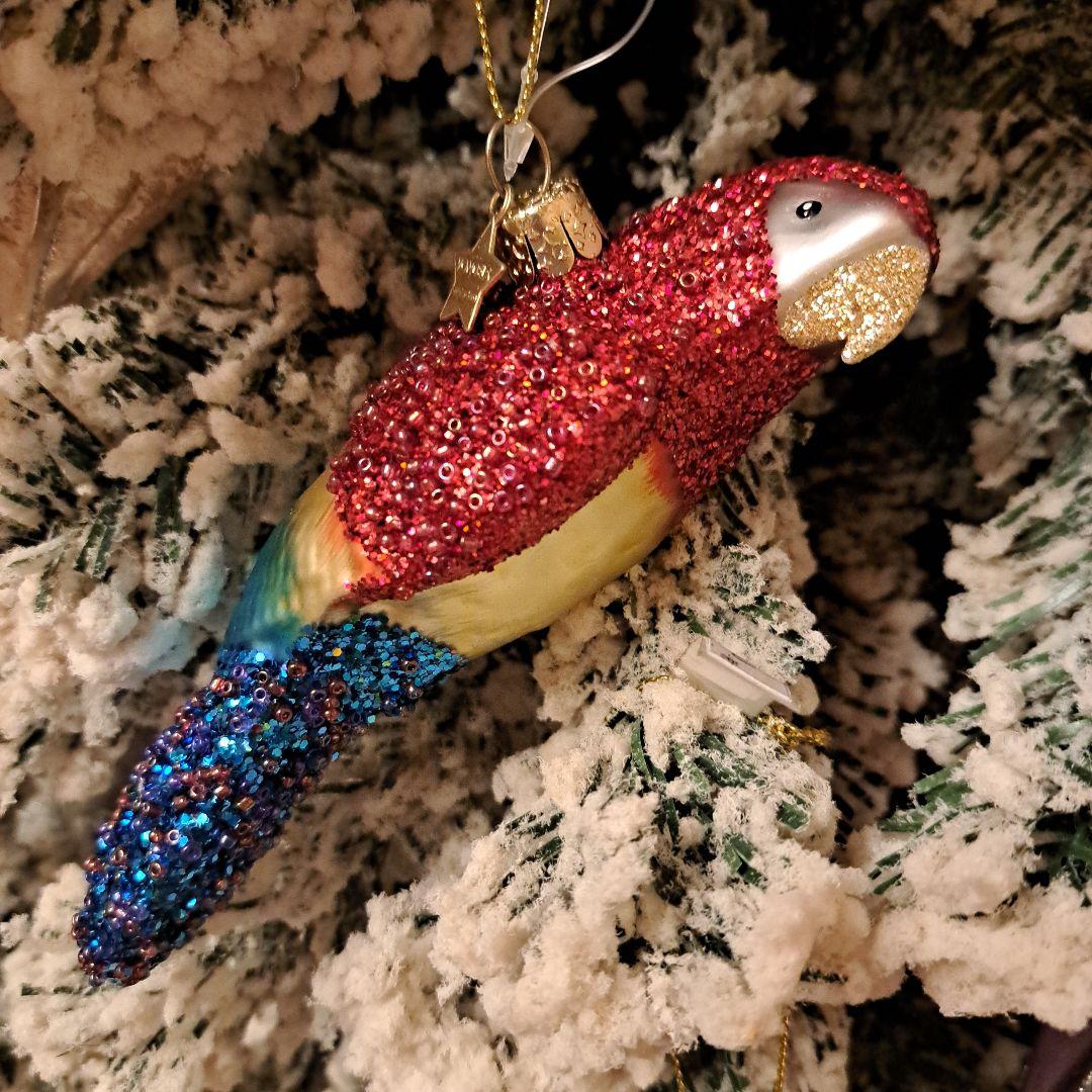 ガラス製のビーズがあしらわれたオウムのクリスマスオーナメント