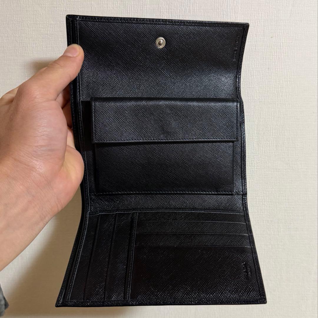 超美品　PRADA　プラダ　サフィアーノ　折り財布　ブラック　レザー　三角ロゴ