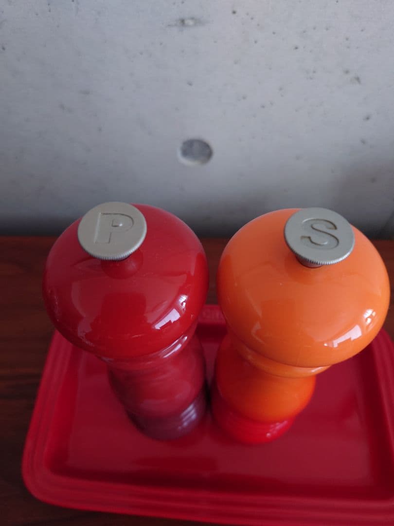 LE CREUSET ソルト＆ペッパーミル 　トレイ付き