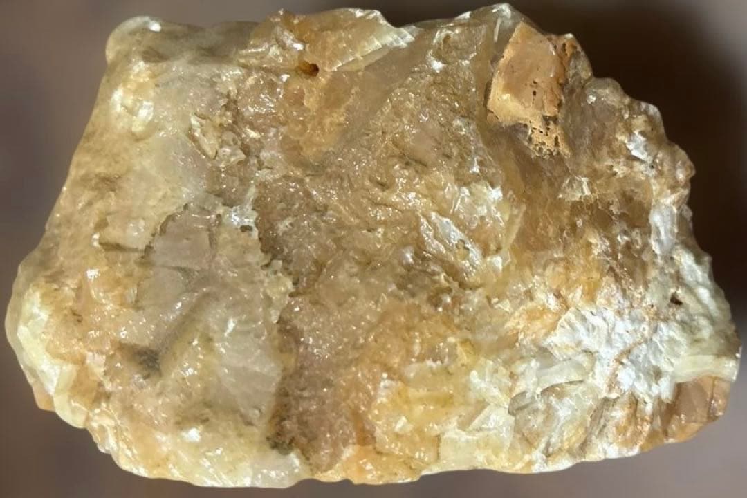 天然石 ハニーカルサイト 丸玉 原石台座付き｜イエローカルサイト スフィア