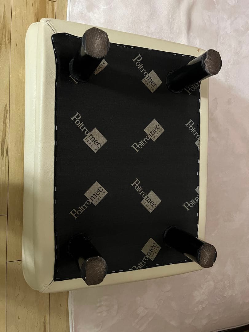 クリーム色レザーオットマン 東京インテリアで購入