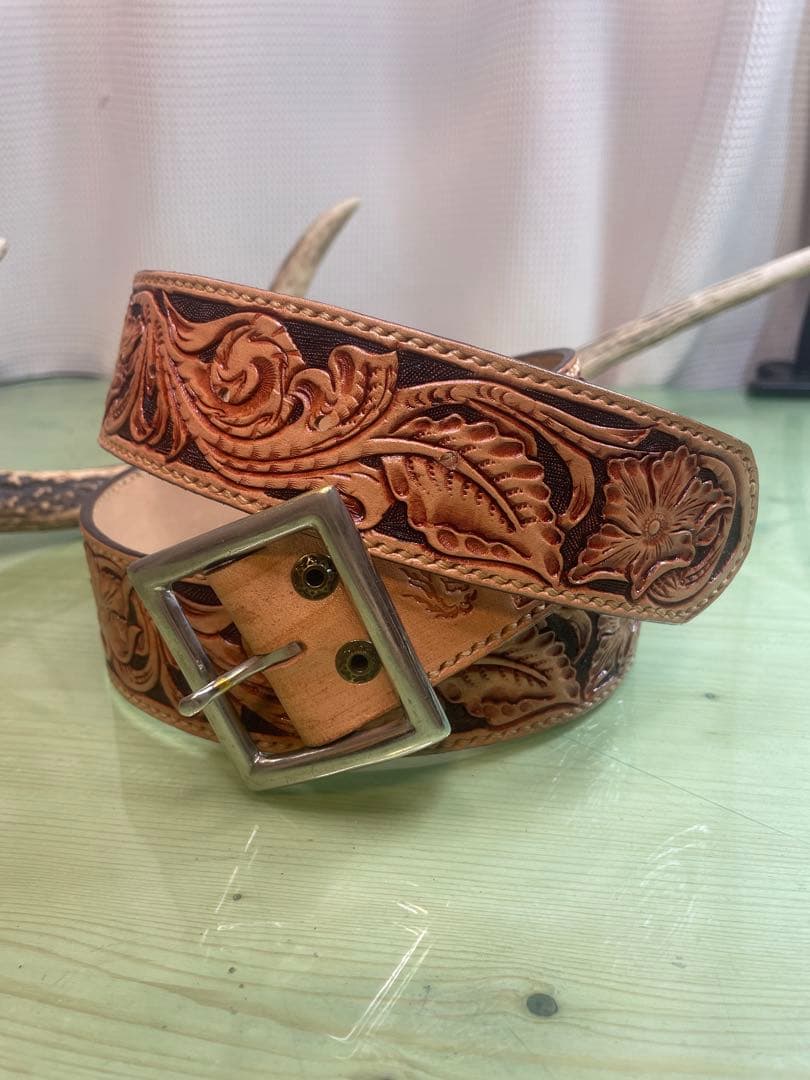 レザー製花柄彫刻ベルト