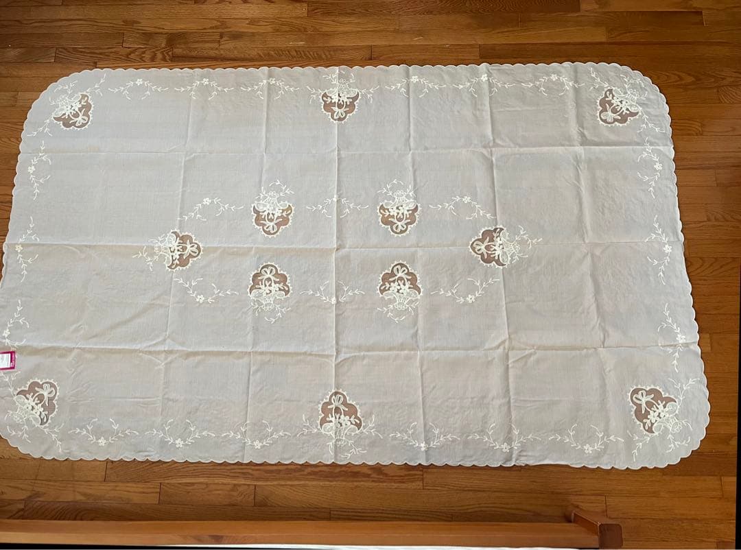 新品未使用　スイス製　テーブルクロス　レース　フランス刺繍　チュールレース
