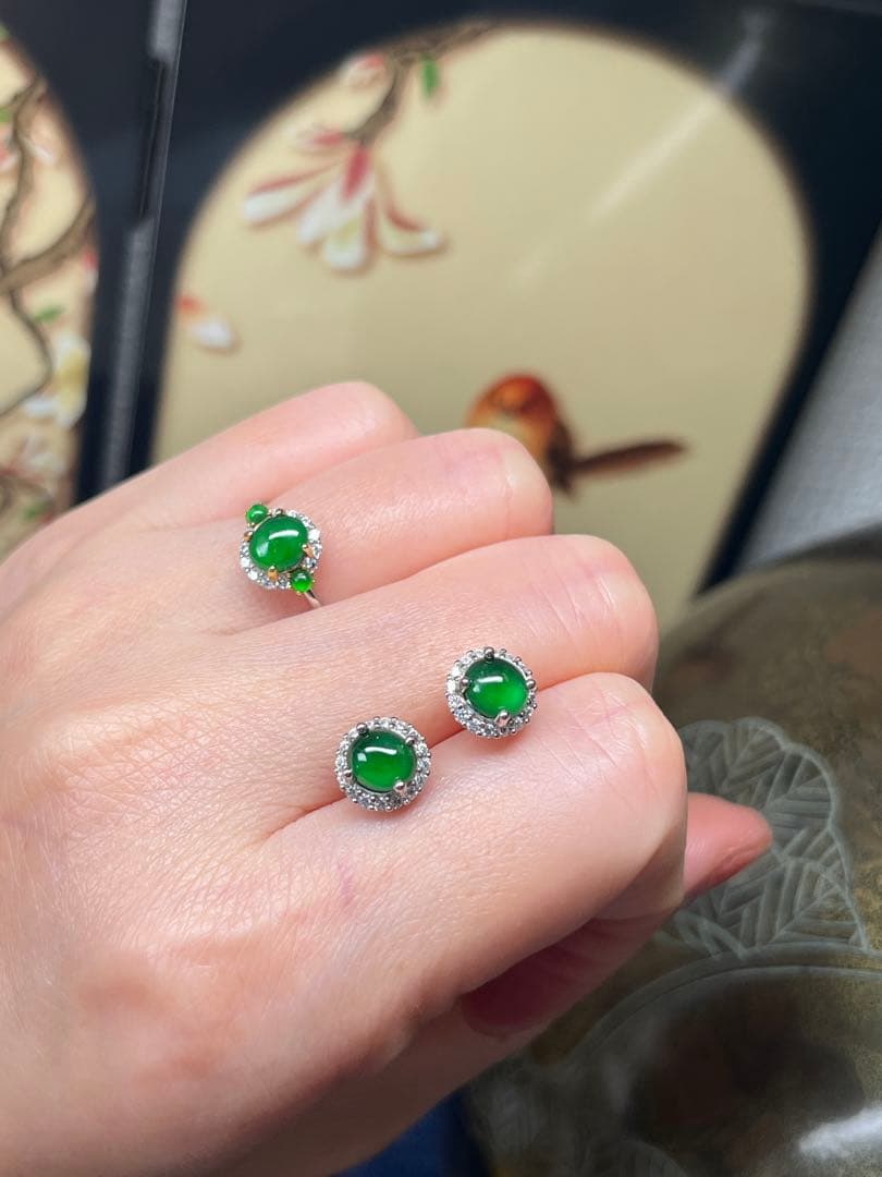 新入荷❣️天然本翡翠ロウカン質翡翠・色が極めて満氷陽緑ピアス　鑑定書付き