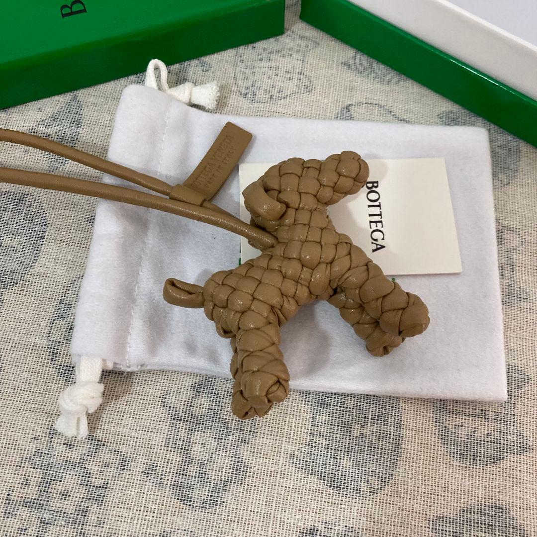 BOTTEGA VENETA 犬型立体チャーム