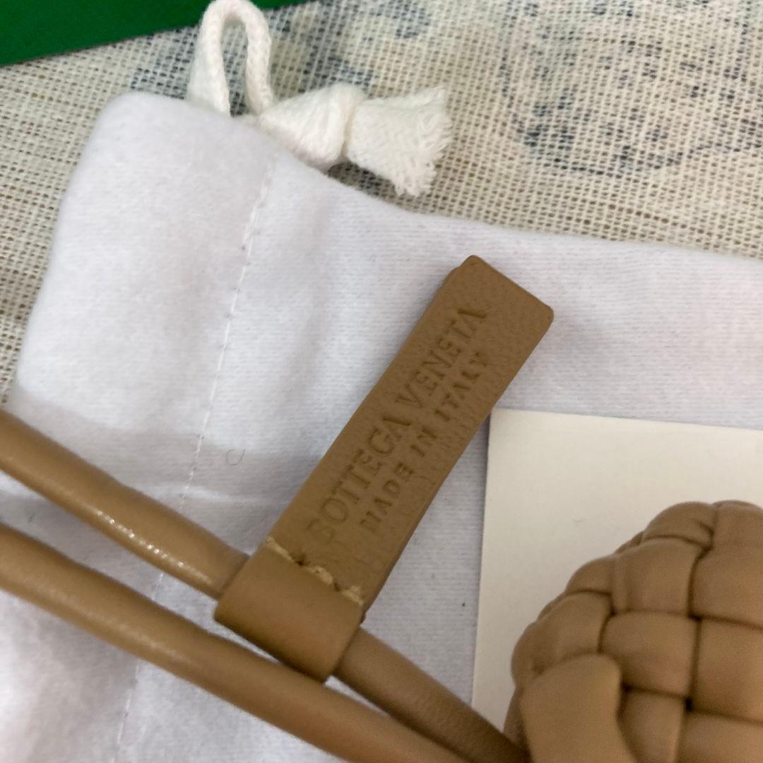 BOTTEGA VENETA 犬型立体チャーム