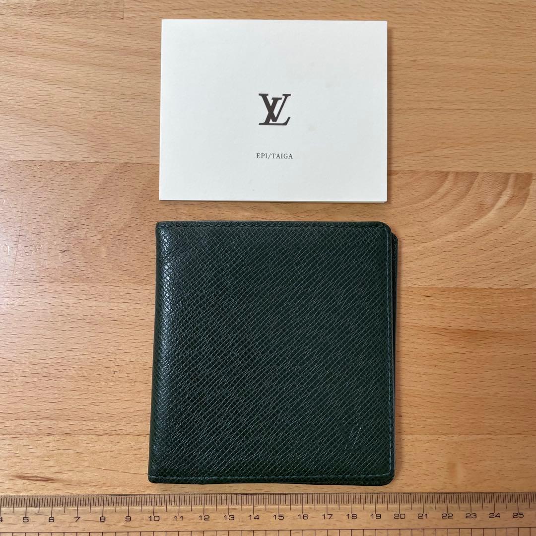 ルイヴィトン　タイガレザー　エピセア　深緑　二つ折り財布　札入れ　グリーン